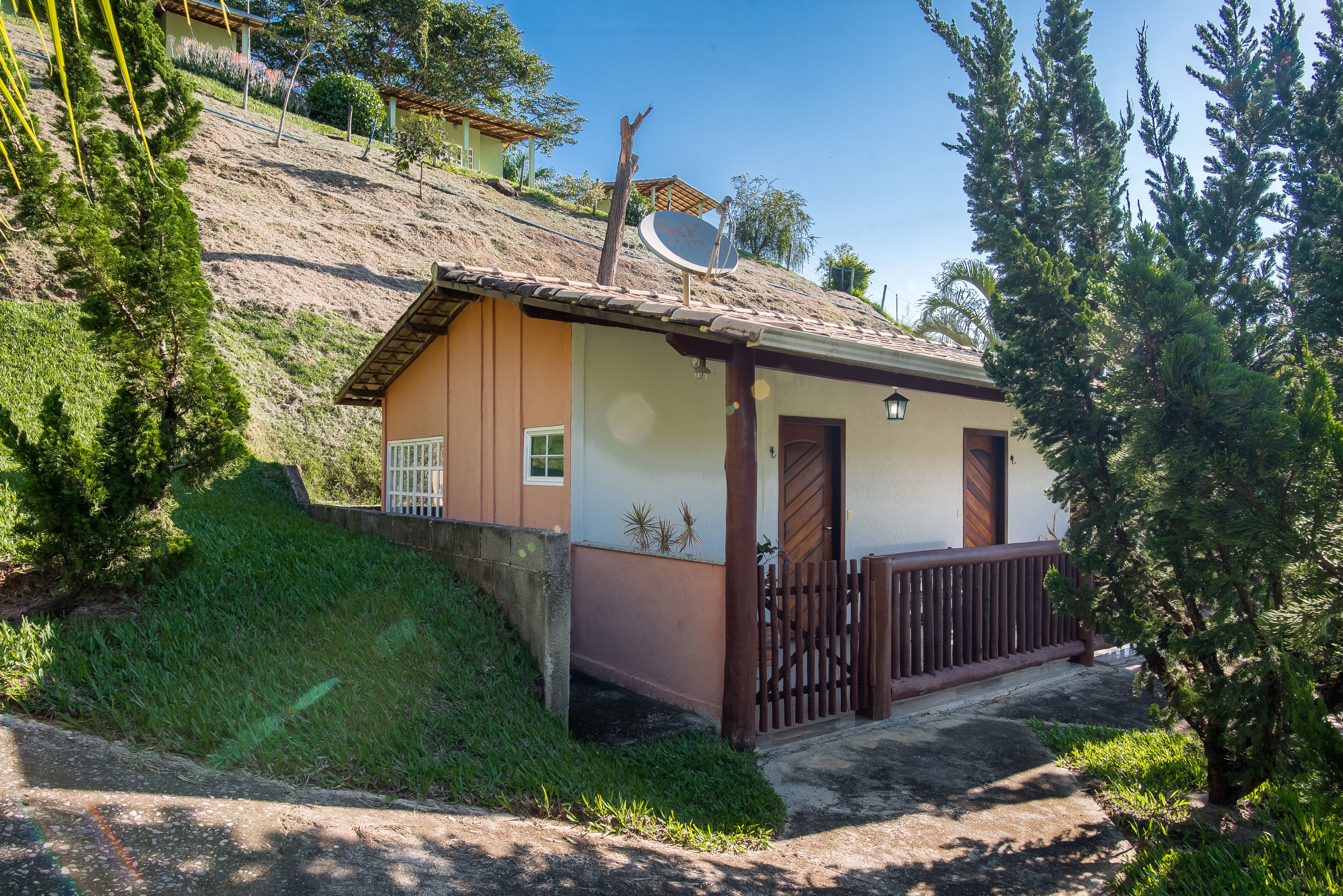 Un petit bâtiment d’un seul étage, doté d’un toit en pente, d’une antenne parabolique et d’une entrée fermée par un portail.
