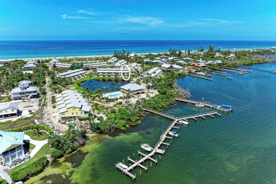 LGI HIDEAWAY! Includes golf cart & pool access!