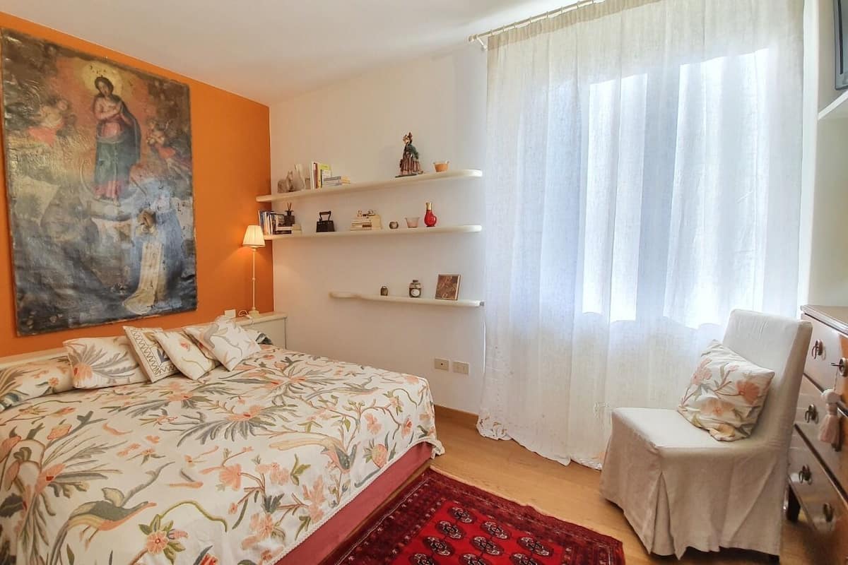Desk, laptop workspace, free WiFi, bed sheets