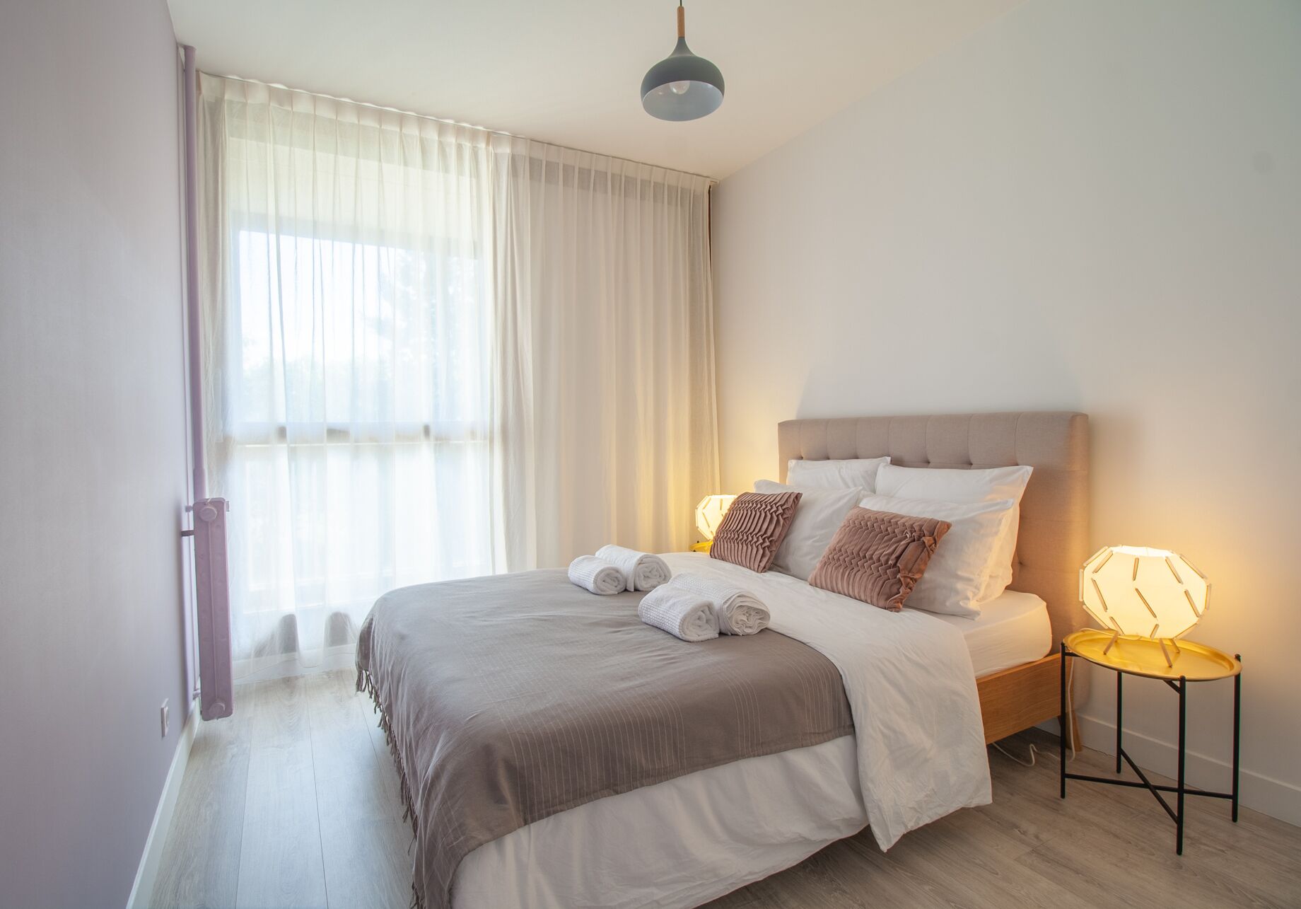 3 habitaciones, tabla de planchar con plancha y cuna de viaje 