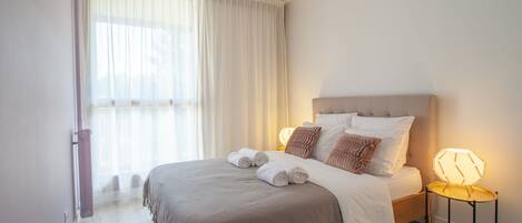 3 habitaciones, tabla de planchar con plancha y cuna de viaje