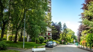 A residential street with parked cars, a pedestrian crossing, and a row of trees. - ✨Mountain Suite ✨ stylish apartment with WiFi and Parking 🅿️ (Seynod)