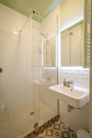 Dusche, Haartrockner, Handtücher, Seife