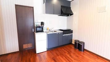 Réfrigérateur, four à micro-ondes, surface de cuisson