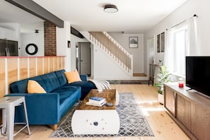 TV connectée, livres, chaîne hi-fi