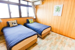 2 quartos, escrivaninha, ferros/tábuas de passar roupa