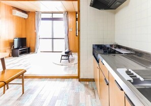 Geladeira, micro-ondas, cooktop, talheres/pratos/utensílios de cozinha