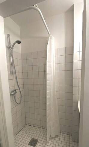 City-Apartment | Dusche im Bad