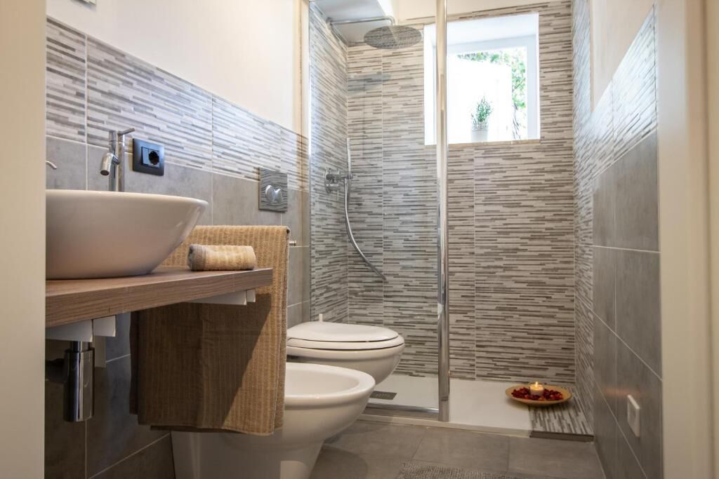 Ducha, secador de pelo, bidet, toallas