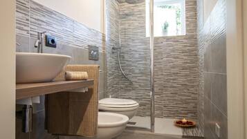 Ducha, secador de pelo, bidet, toallas
