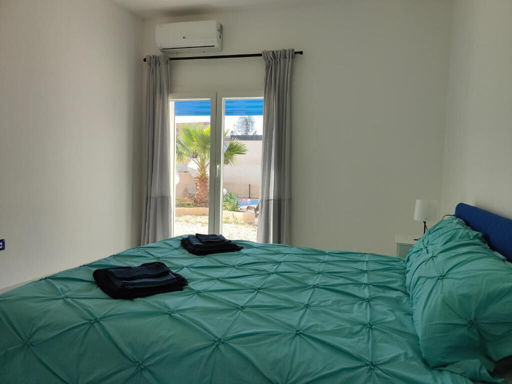 5 bedrooms, iron/ironing board, WiFi, bed sheets