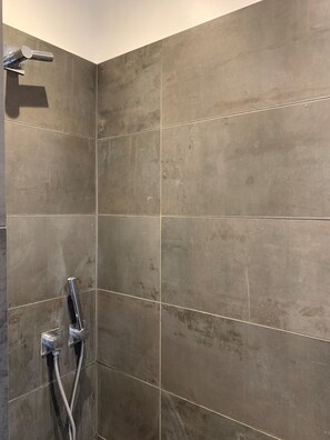 City Apartment | Bathroom | Shower, towels - Apartment Store Kongensgade 1423-1 (Copenhagen)