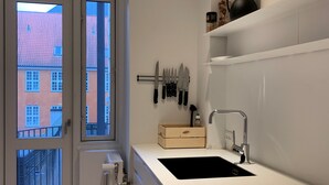 Departamento urbano | Cocina privada | Cafetera y tetera, refrigerador, periquera y congelador 