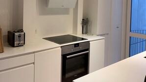 Departamento urbano | Cocina privada | Cafetera y tetera, refrigerador, periquera y congelador 