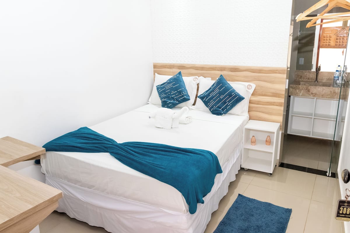 Apartamento família | Banheiro | Chuveiro, chuveiro com efeito de chuva, toalhas de banho, sabonete