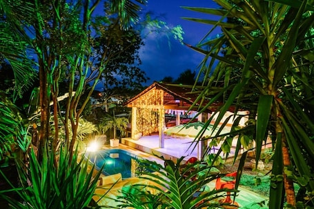 Una piscina al aire libre
