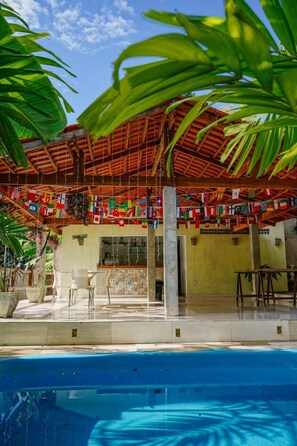 Poolside bar - Macaco Surf Hostel (Tibau do Sul)