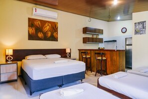 Comfort Studio Suite | Individually decorated, iron/ironing board, free WiFi, bed sheets - Macaco Surf Hostel (Tibau do Sul)