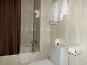 Room (Quintuple) | Rollaway beds, free WiFi, bed sheets - Hotel Shadows (Bossost)