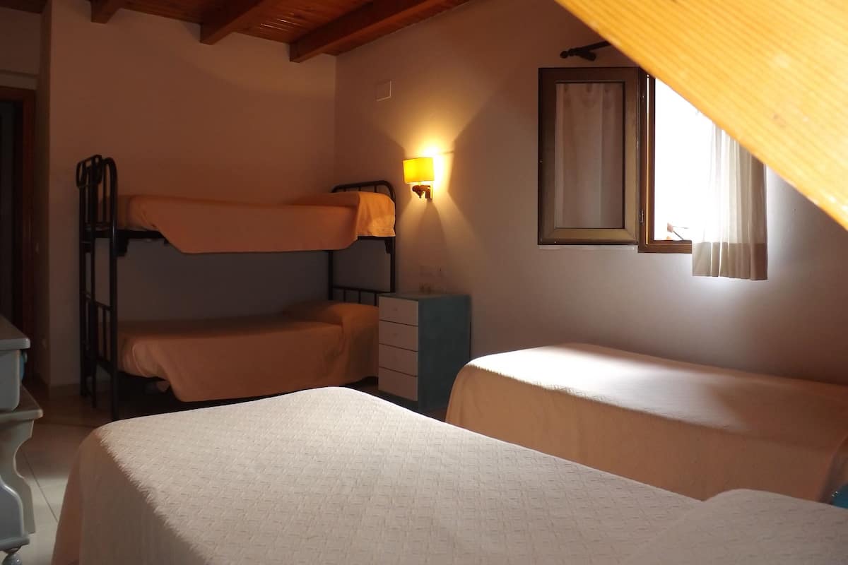Chambre Quadruple | Lits pliants/supplémentaires, Wi-Fi gratuit, draps fournis