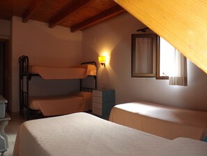 Habitación cuádruple | Camas extra, wifi gratis y ropa de cama 