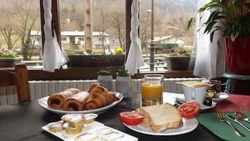 Petit déjeuner continental (5 EUR par personne)