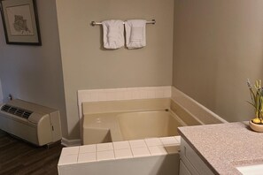 Kombinert dusj/badekar, hårføner, håndklær og såpe