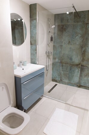 Deluxe Loft | Bathroom | Shower, free toiletries, hair dryer, heated floors