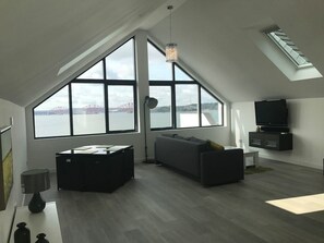 아파트 | 거실 | 위성 채널 시청이 가능 한 30인치 평면 TV, TV