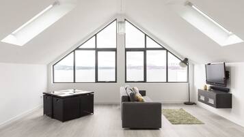 Căn hộ | Phòng khách | TV màn hình phẳng 30-inch có truyền hình vệ tinh, TV