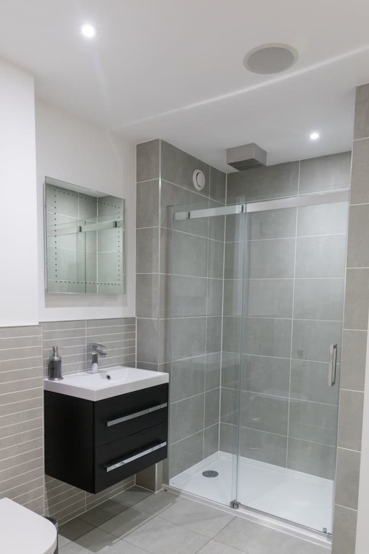 Apartment | Bathroom | Shower, hair dryer, towels, shampoo