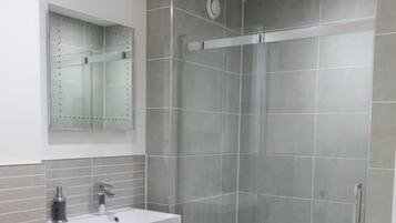 Apartment | Bathroom | Shower, hair dryer, towels, shampoo