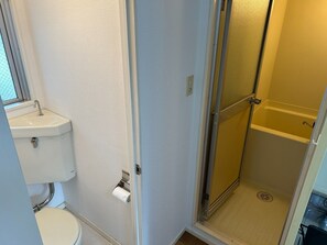 Amenidades de baño gratuitas, secadora de cabello, toallas 