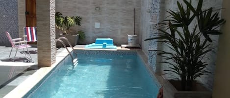 Alberca al aire libre y alberca climatizada