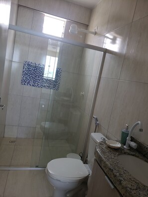 Serviettes fournies, papier toilette