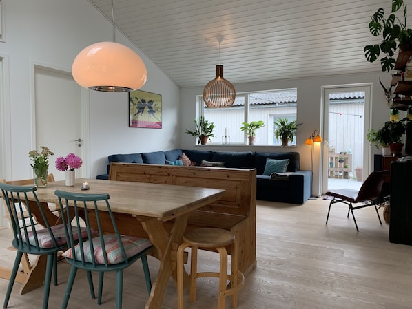 Maison | Repas dans la chambre