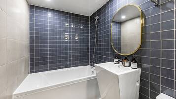 Articles de toilette de luxe, sèche-cheveux, peignoirs, chaussons