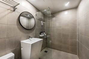 Articles de toilette de luxe, sèche-cheveux, peignoirs, chaussons
