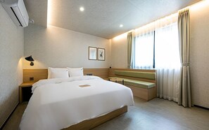 Deluxe Room (B type with Air Purifier) | Peralatan tempat tidur premium, gebar bulu kapas, busa memori 