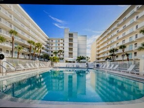 Una piscina al aire libre, una piscina climatizada