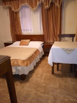 Escritorio, espacio para trabajar con laptop y cortinas blackout 