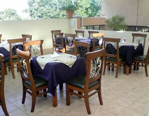 Desayuno con opciones de la cocina local incluido todos los días 