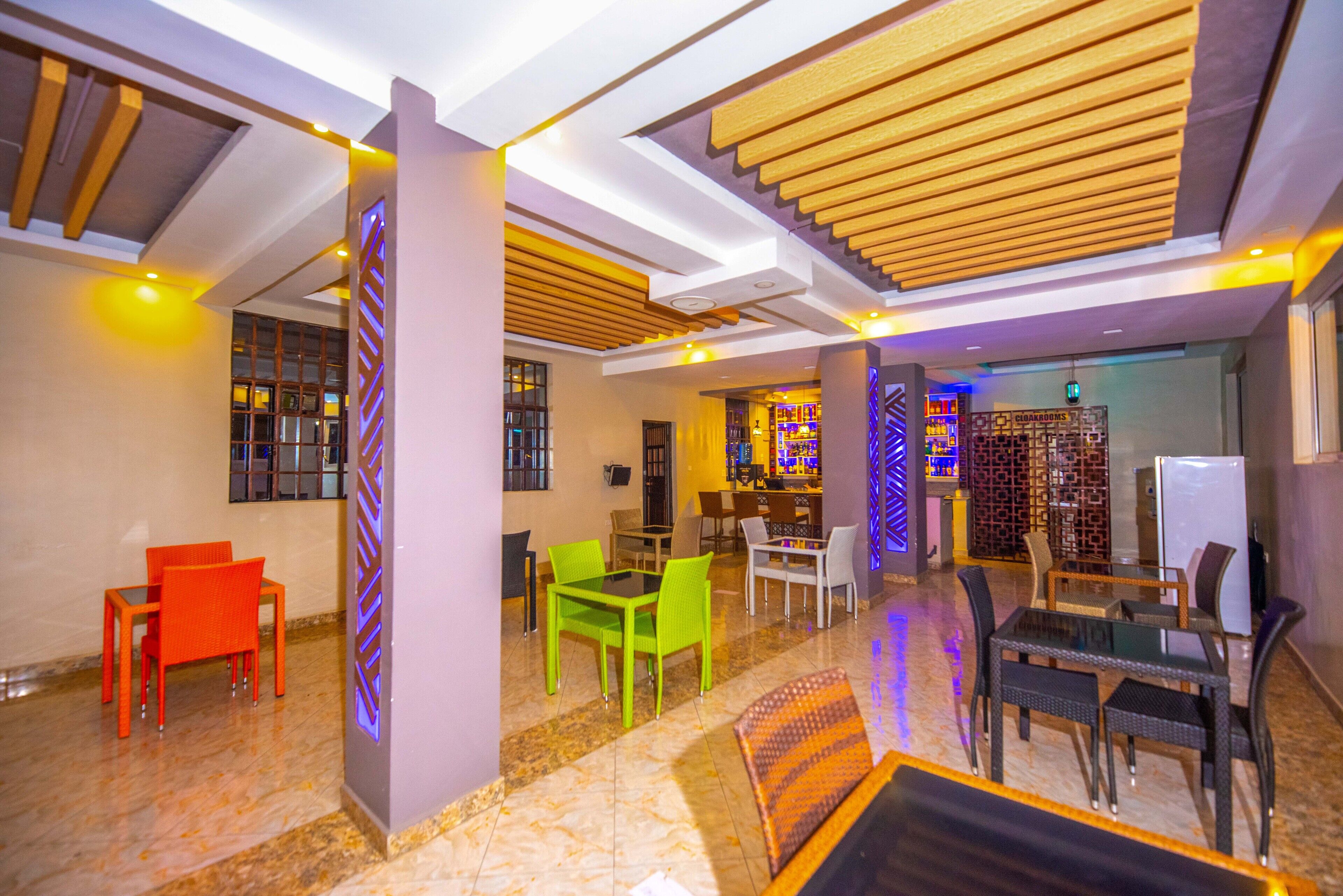 حيث تُقدم وجبات الإفطار، الغداء، العشاء، خيارت الطبخ المحلي والعالمي