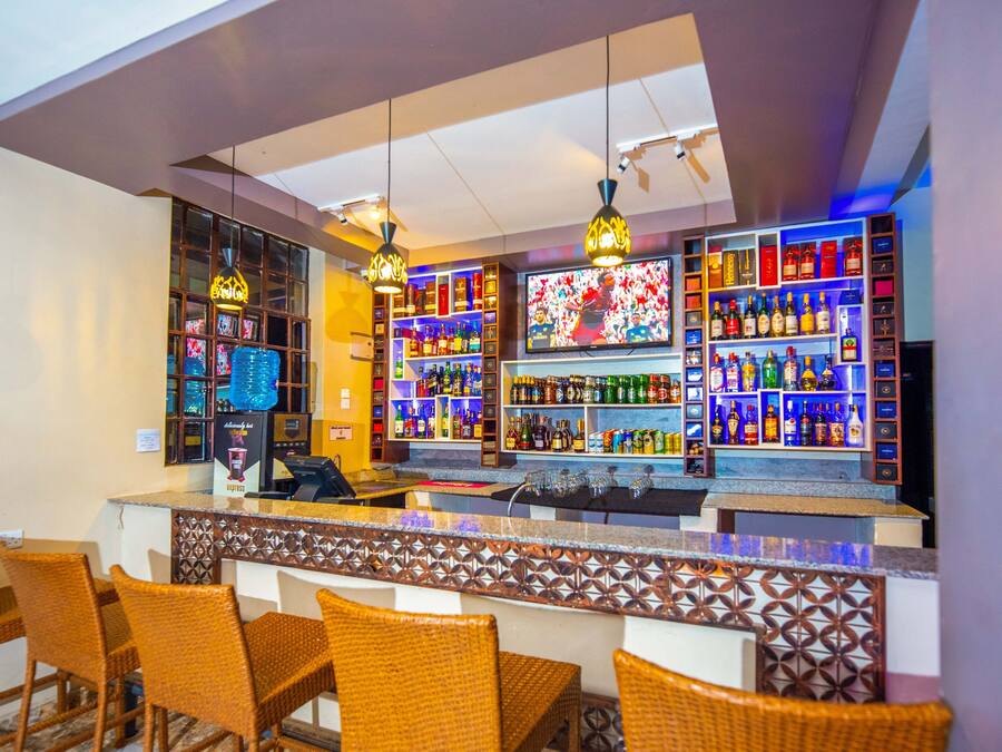 2 bares/lounges