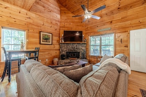 Smart TV, fireplace, DVD player - Hoo`s There Hideaway | 2BR 2BA | Hot Tub | Pool Table | Jetted Tub | Fire Pit (Sautee Nacoochee)