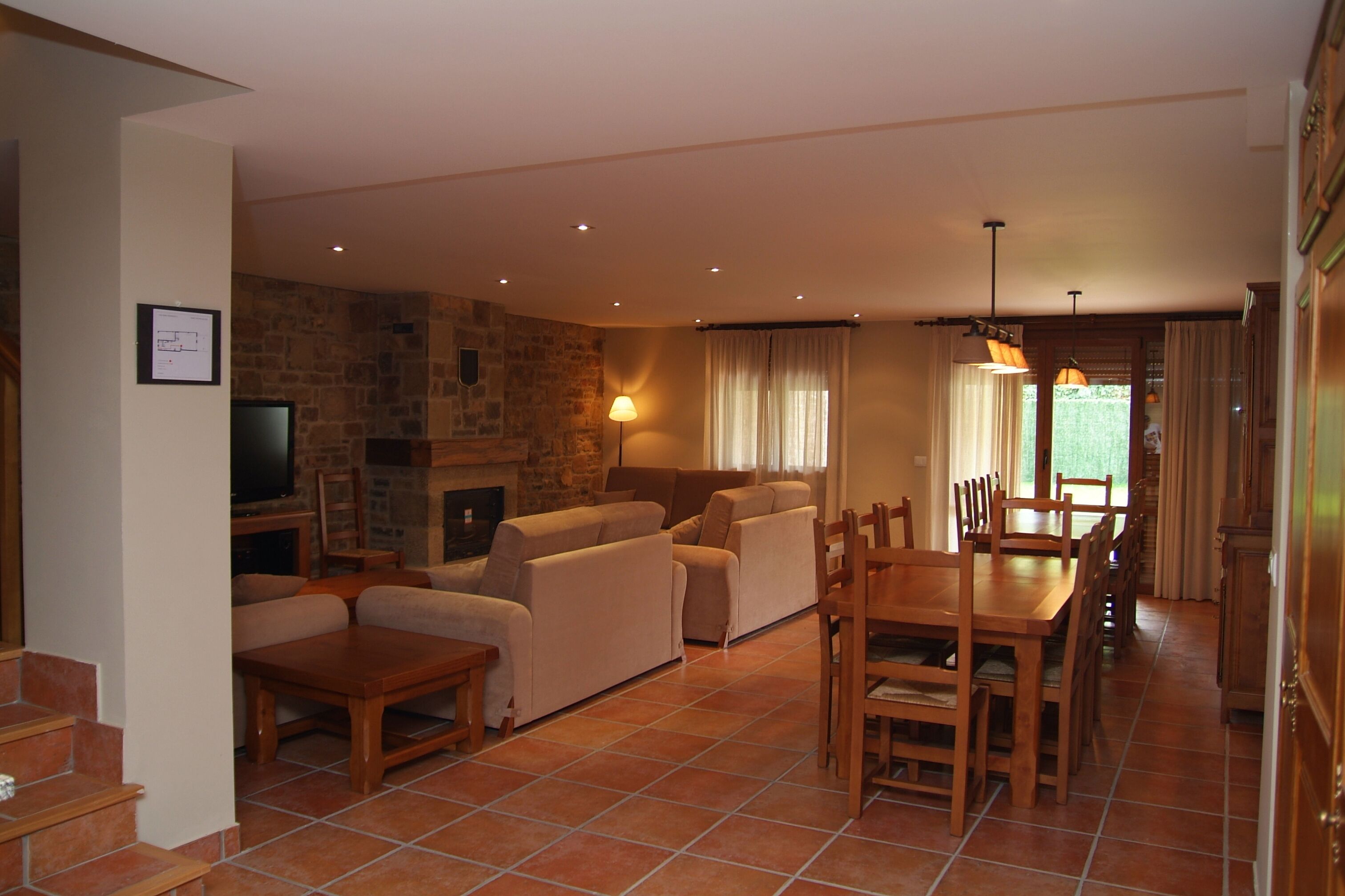 Casa tradicional, varias habitaciones | Área de sala de estar | Televisión de pantalla plana, chimenea y reproductor de DVD 