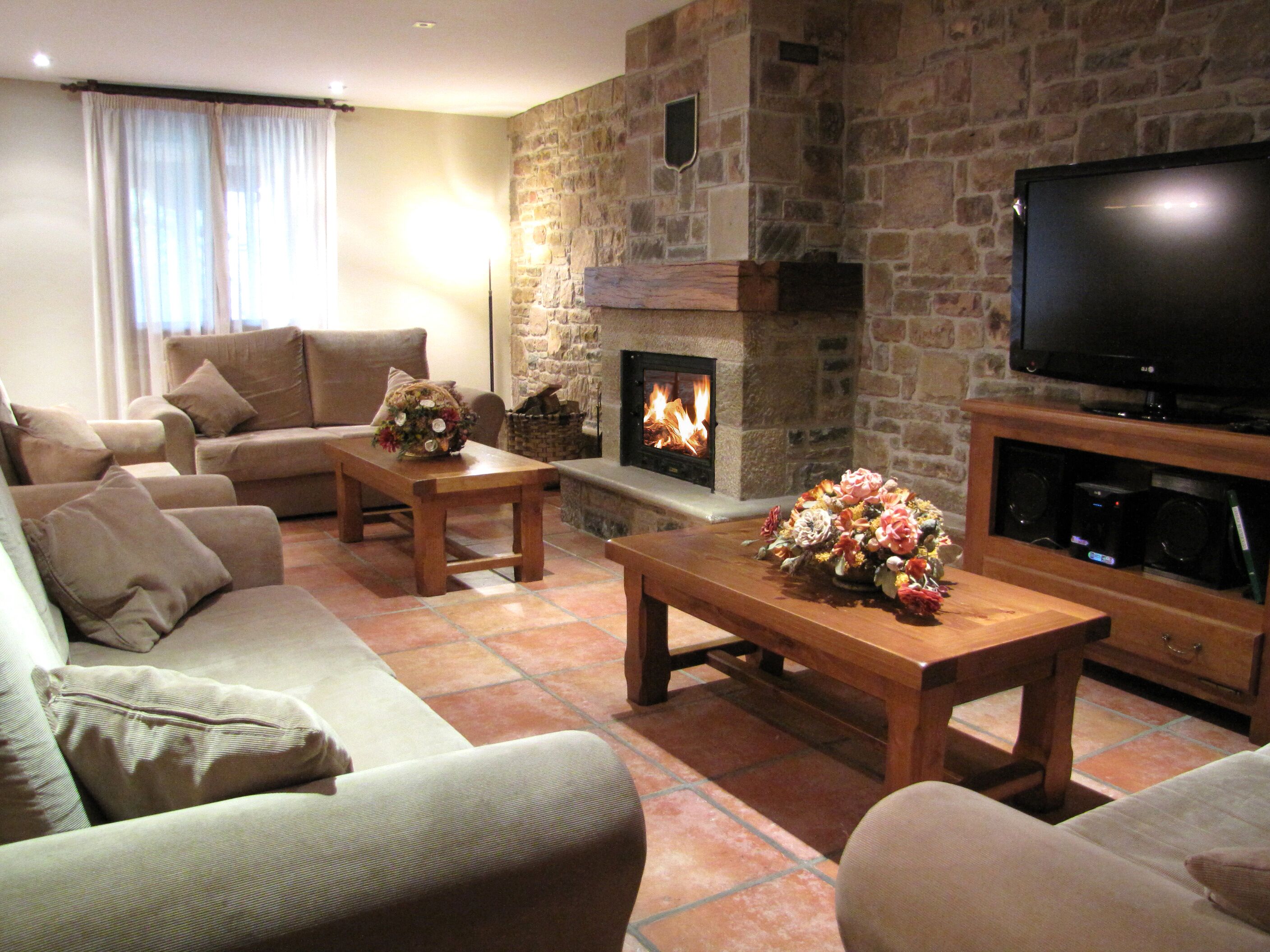 Rumah Tradisional, beberapa kamar | Area keluarga | Televisi layar datar 42-inci dengan saluran TV digital, TV, dan perapian