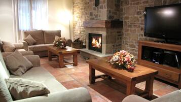 Rumah Tradisional, beberapa kamar | Area keluarga | Televisi layar datar 42-inci dengan saluran TV digital, TV, dan perapian