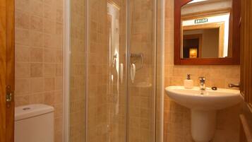 Casa tradicional, varias habitaciones | Baño | Secador de pelo, toallas, jabón y papel higiénico