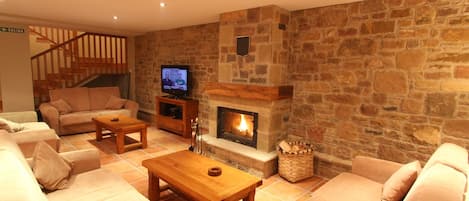 Televisión de pantalla plana, chimenea, reproductor de DVD